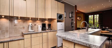 Fridge, microwave, stovetop, dishwasher