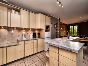 Jääkaappi, mikroaaltouuni, liesi, astianpesukone