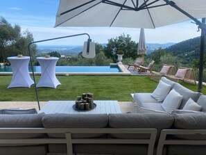 Outdoor dining - Villa in Grasse with Private Pool (Grasse)