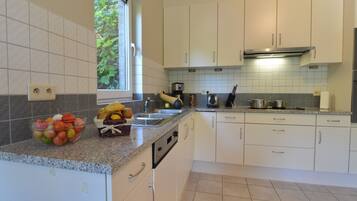 Een koelkast, een microgolfoven, een oven, een kookplaat