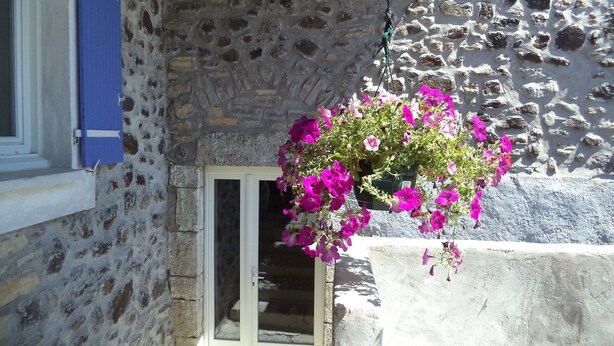 Un edificio de piedra con una ventana y una puerta.