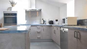 Een koelkast, een microgolfoven, een oven, een kookplaat