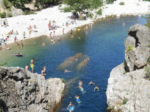 Retraite aan de rivier in La Souche