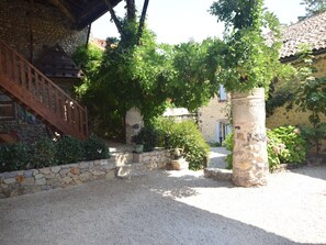 Property grounds - Holiday Home in Ardèche near Château Ventadour (Pont-De-Labeaume)