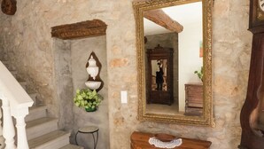 A staircase with a white railing, a wall-mounted sink, a mirror, and a wooden console table. - Cottage in Montbrun-des-Corbières (Montbrun des Corbières)