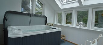 Spacious chalet in Jalhay with jacuzzi