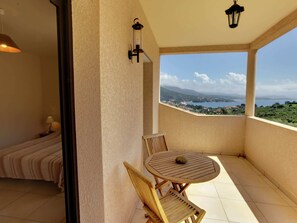 Outdoor dining - Charming villa on the heights of Sagone Bay (Sagone)