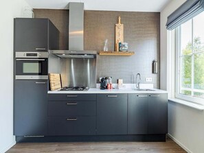 Wasserkocher mit Kaffee-/Teezubehör, Kühlschrank, Mikrowelle, Ofen