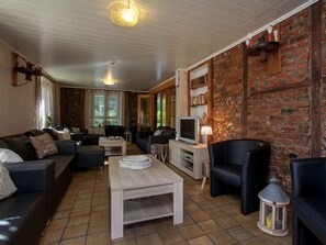 Fernseher, DVD-Player, Tischtennisplatte, Stereoanlage