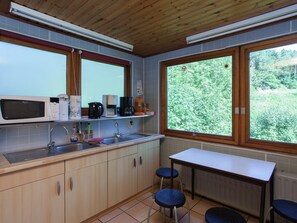 Microwave, oven, dishwasher, coffee/tea maker