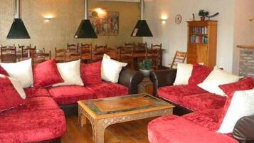 Télévision, cheminée, lecteur de DVD, baby-foot