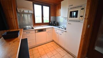 Coffee/tea maker, fridge, microwave, stovetop