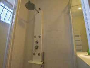 Bathroom - Charming Family Retreat in Loubejac (Loubejac)