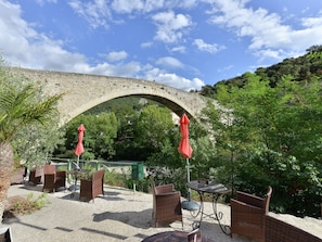 Outdoor dining - Sunny Villa Stay in Nyons (Nyons)