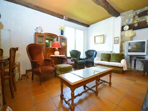 Een televisie, een open haard en een stereo