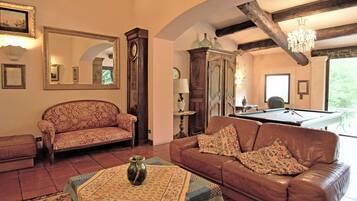 Télévision, cheminée, table de tennis de table