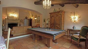 Télévision, cheminée, table de tennis de table