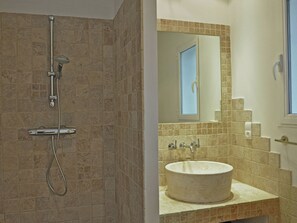 Bathtub - Cosy holiday home with views and private pool (Saint-Ambroix)