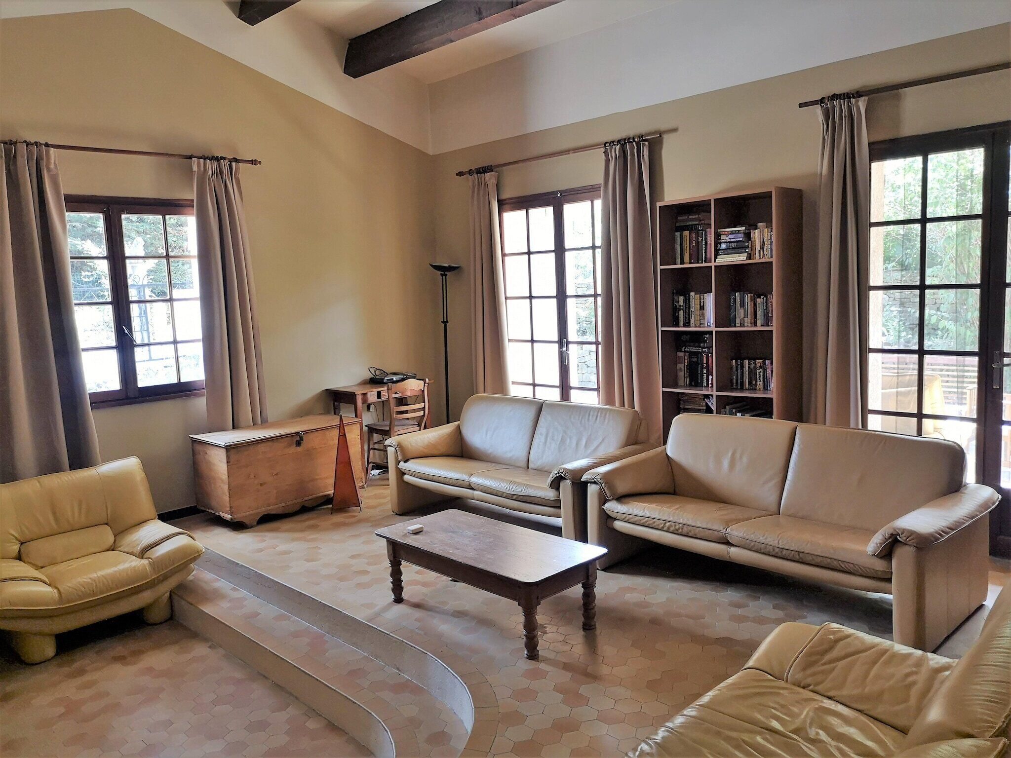 Télévision, cheminée, lecteur de DVD