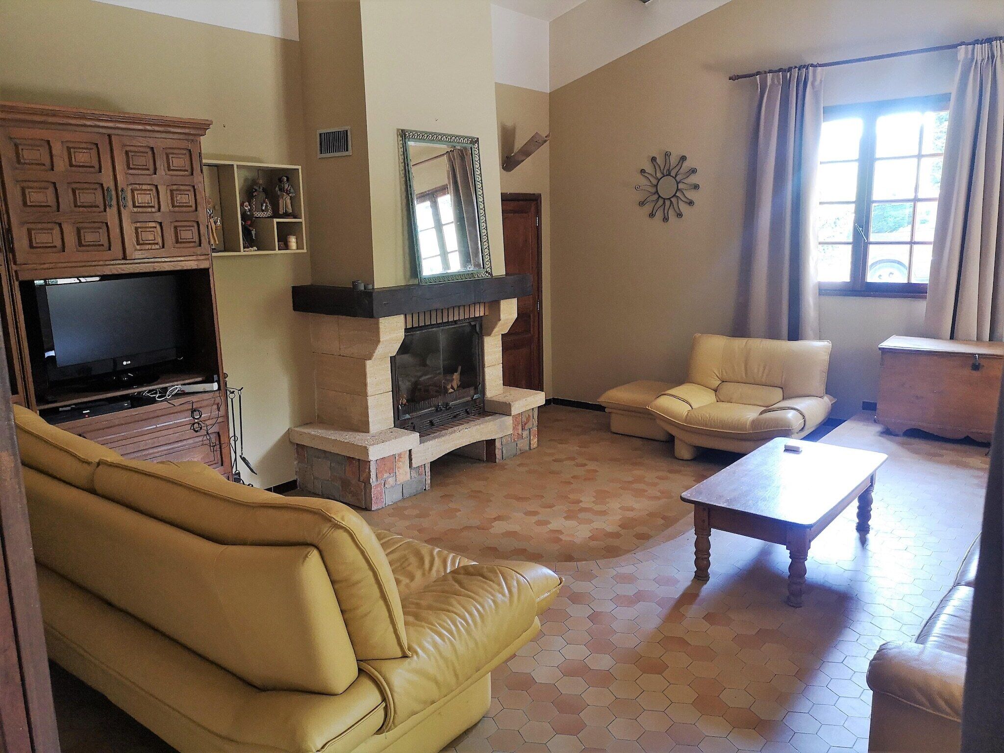 Télévision, cheminée, lecteur de DVD