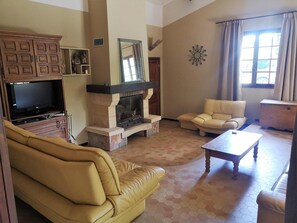 TV, fireplace, DVD player