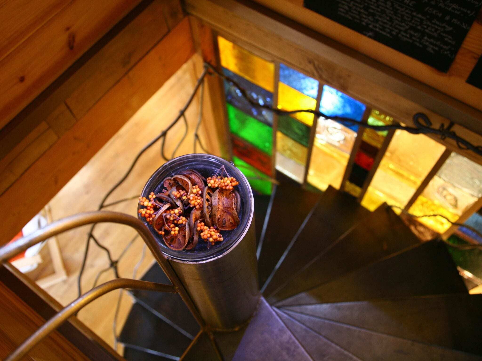 Una silla de metal con un plato de comida en una escalera.