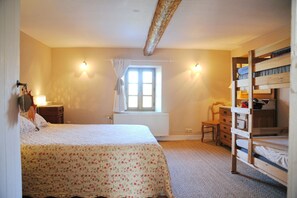 3 bedrooms, free WiFi - Holiday Home in Borlon with Heated Pool (Borlon)