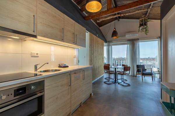 Een koelkast, een microgolfoven, een kookplaat, een vaatwasser