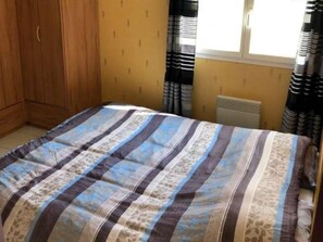 3 chambres, fer et planche à repasser