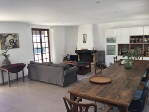 Televisión, chimenea y tenis de mesa 