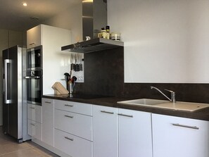 Køleskab, mikrobølgeovn, ovn, kogeplade