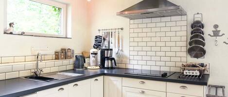 Refrigerador, microondas, placa de cocina, lavavajillas