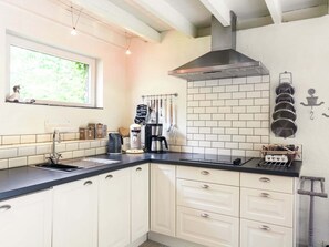 Kühlschrank, Mikrowelle, Herdplatte, Geschirrspüler