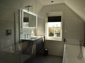 Bathtub - Villa in Schoorldam with  Garden (Schoorldam)