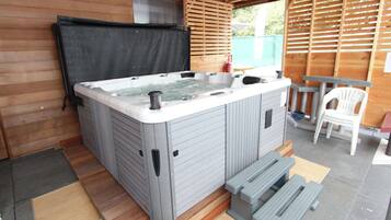 Bain à remous extérieur