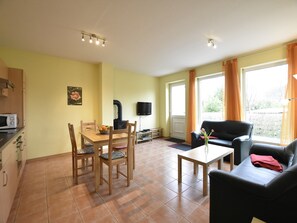 Fernseher, Kamin, DVD-Player