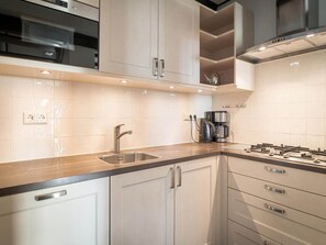 Réfrigérateur, micro-ondes, plaque de cuisson, lave-vaisselle