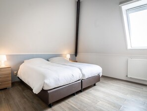 2 bedrooms, iron/ironing board, WiFi