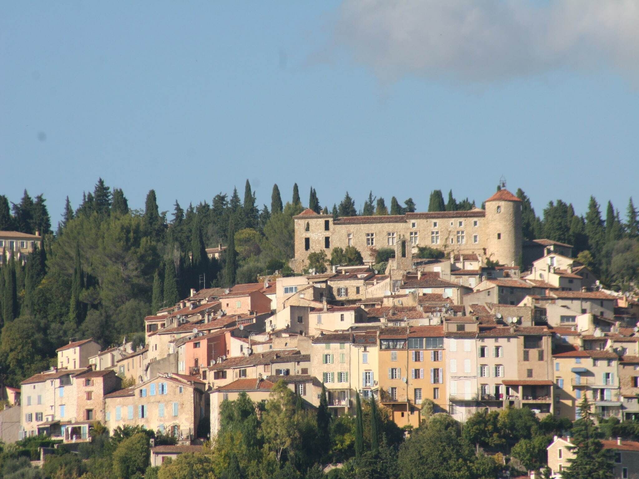 Une ville historique, reconnaissable à son imposante tour et à ses bâtiments aux toits de tuiles.