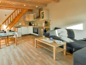 Fernseher, Kamin, DVD-Player