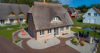 Exklusives Reetdachhaus mit Sauna in Rerik