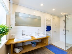 Bathtub, hair dryer - Exklusives Reetdachhaus mit Sauna in Rerik (Rerik)