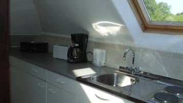 Kühlschrank, Herdplatte, Wasserkocher mit Kaffee-/Teezubehör