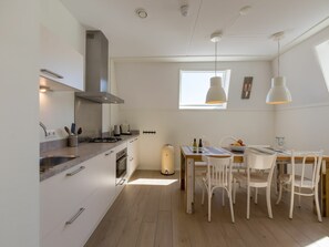 Fridge, microwave, stovetop, dishwasher - Luxurious Apartment in Koudekerke with Parking (Koudekerke)