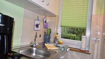 Kühlschrank, Mikrowelle, Herdplatte, Wasserkocher mit Kaffee-/Teezubehör