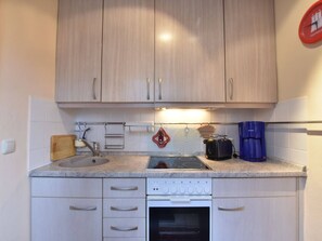 Fridge, oven, stovetop, coffee/tea maker