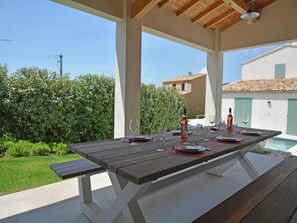 Outdoor dining - Villa in Malaucène with Heated Pool (Malaucène)