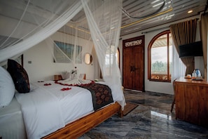 Grand Double Room, Hot Tub, Valley View | In-room safe, desk, free WiFi, bed sheets - Campuhan Sebatu Resort (Sebatu)