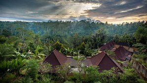 A rural village with traditional houses surrounded by dense tropical vegetation. - Campuhan Sebatu Resort (Sebatu)
