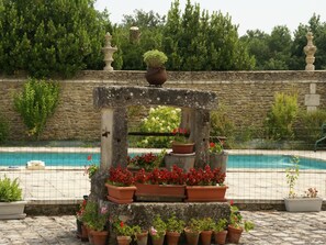 Garden [summer] - Holiday Home in Thurageau with Private Pool (Lencloître)